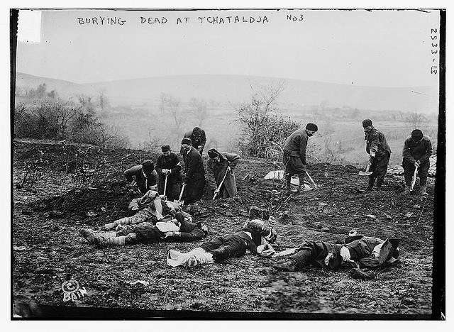 Burying dead at Tchataldja #3 (LOC)