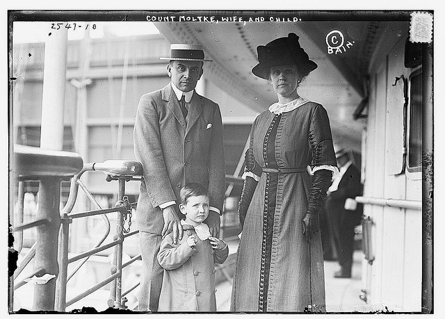 Count Moltke, wife and child (LOC)