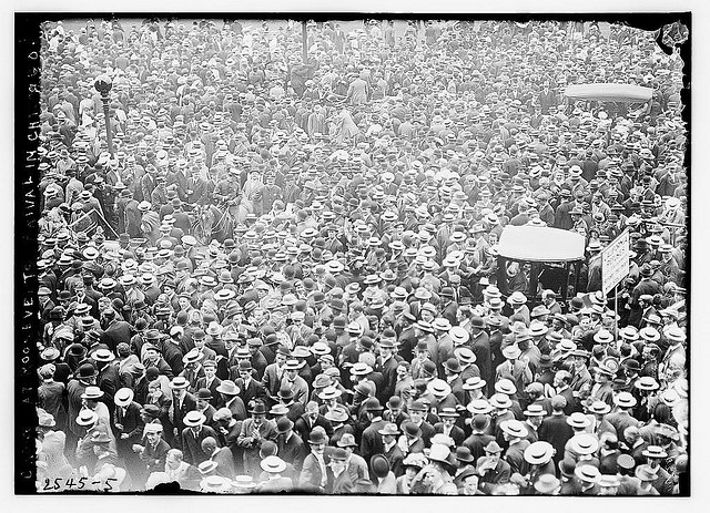 Crowd at Roosevelt's arrival - Chicago (LOC)