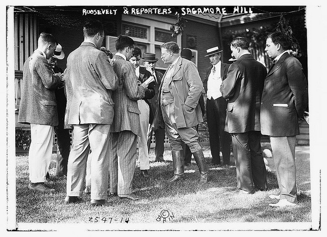Roosevelt & reporters, Sagamore Hill (LOC)