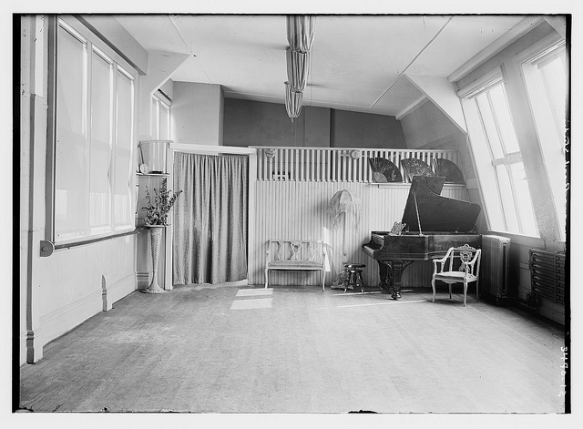 [unidentified parlor with piano -- Rasch Studio]  (LOC)