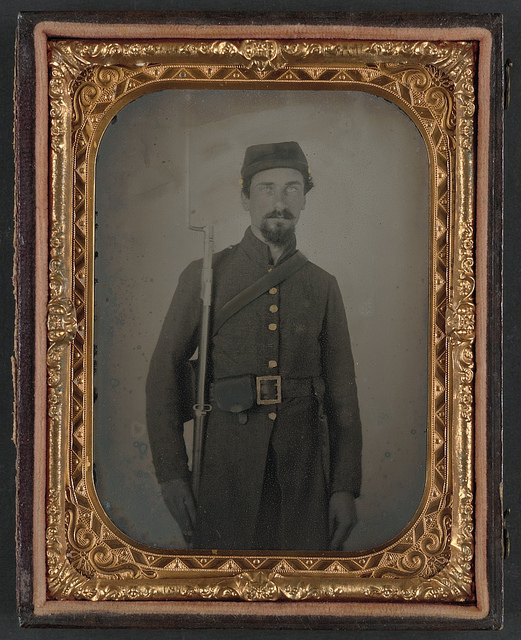 [Unidentified private in Confederate uniform and Georgia frame buckle with bayoneted musket] (LOC)