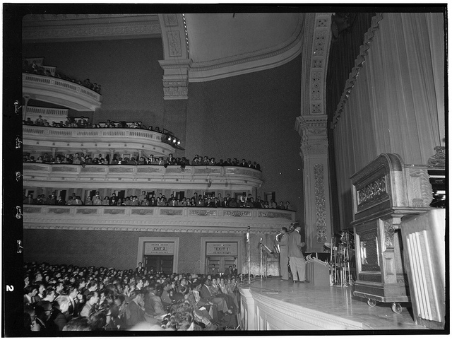 [Portrait of Dizzy Gillespie and Charlie Parker, Carnegie Hall, New York, N.Y., ca. Oct. 1947] (LOC)