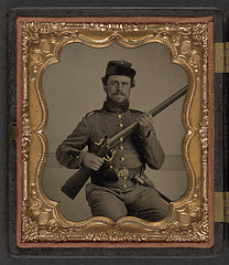 [Unidentified soldier in Union uniform with musket and bayonet] (LOC)