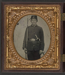 [Unidentified soldier in Union uniform with musket and sword] (LOC)