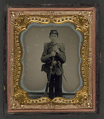 [Unidentified young soldier in Union uniform with musket, bayonet, and knapsack] (LOC)