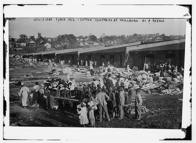 Louisiana Flood 1912, Cotton Compress at Vicksburg as a refuge (LOC)