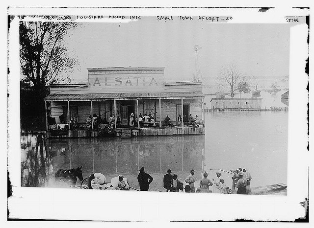 Louisiana flood 1912 - small town afloat (LOC)