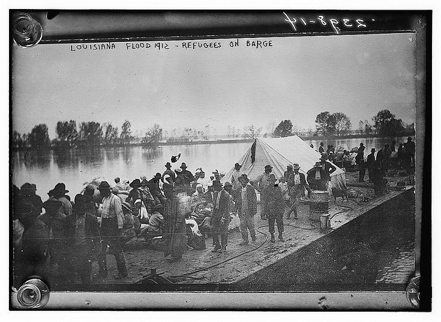 La. Flood 1912 refugees on barge (LOC)