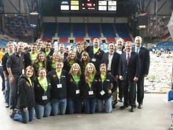 Rick Berg Meets Student Volunteers at 'Fill the Dome' in Fargo