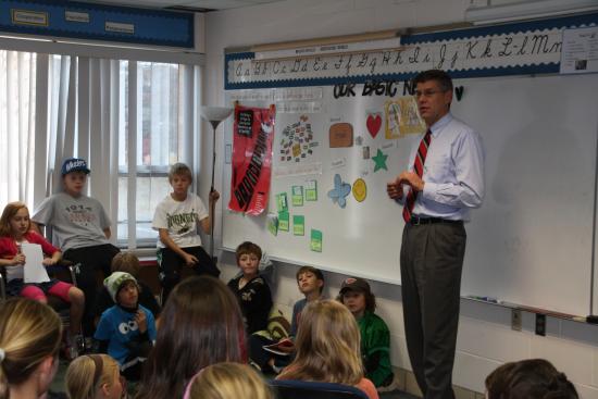 Paulsen visits with students at Highlands Elementary 