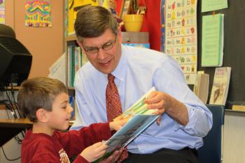 Rep. Paulsen reads House Mouse, Senate Mouse at Basswood Elementary