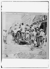 Galveston 1900 - gathering dead  (LOC)