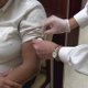 La vacuna contra la influenza previene la infección o la hace menos severa.