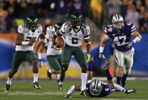 GLENDALE, AZ - JANUARY 03:  De'Anthony Thomas #6 of the Oregon Ducks returns the opening kickoff for a touchdown against the Kansas State Wildcats during the Tostitos Fiesta Bowl at University of Phoenix Stadium on January 3, 2013 in Glendale, Arizona.  (Photo by Doug Pensinger/Getty Images)