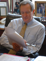 Senator Crapo reading a constituent letter.