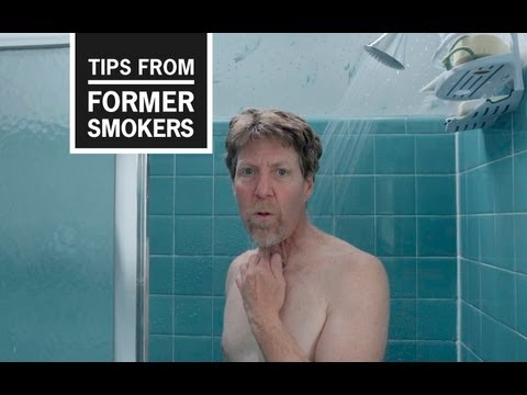 Este anuncio de televisión, de la campaña "Consejos para exfumadores" de los CDC, presenta a tres personas que tienen estomas como resultado del tabaquismo. Estas personas ofrecen consejos sobre cómo convivir con esta afección. 