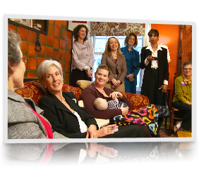 Kathleen Sebelius, secretaria del HHS, les habla a las mujeres en Discusión de salón en Baltimore, MD.