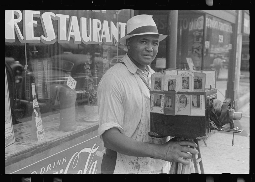 Itinerant photographer in Columbus, Ohio. Photo by Ben Shahn, 1938 Aug.