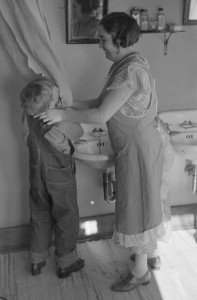 Mrs. Rustan combing her young son's hair. Rustan brothers' farm, Dickens, Iowa
