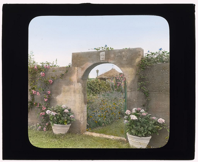 ["Gray Gardens," Robert Carmer Hill house, Lily Pond Lane, East Hampton, New York. (LOC)