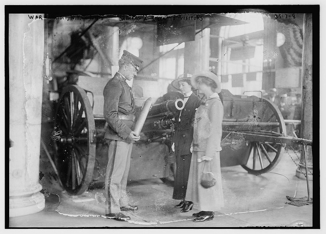 War exhibit -- N.Y., 6/14/1915, showing a shell to visitors  (LOC)