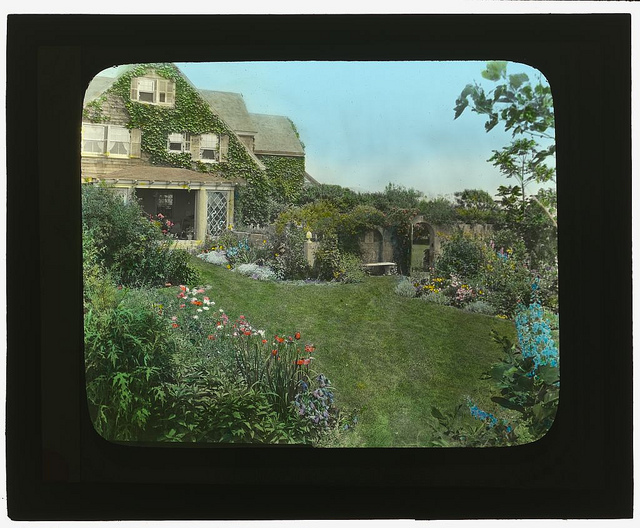 ["Gray Gardens," Robert Carmer Hill house, Lily Pond Lane, East Hampton, New York. (LOC)