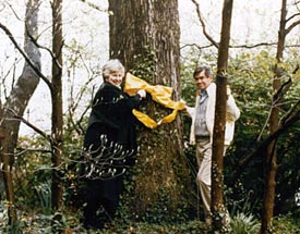 Penne and Bruce Laingen standing with tree with yellow ribbon