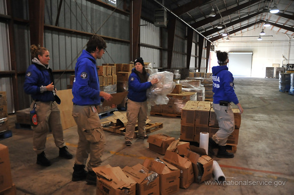 Los voluntarios de FEMA Corps ordenan las comidas para las víctimas del huracán Sandy. (Photo by Daniel Llargues/FEMA)