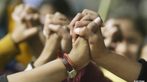 Women hold hands as they take part in a rally in Allahbad, India, Dec. 20, 2007. [AP File Photo]