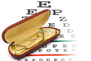 unos lentes sobre una tabla para el examen de la vista