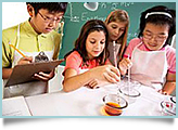 Niños realizando experimentos científicos.