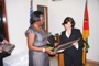 Embaixadora dos EUA Condecora Personalidade Moçambicana com Prémio da Secretária de Estado dos EUA "Mulher de Coragem"