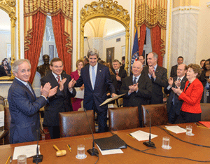 Miembros de la Comisión de Relaciones Exteriores del Senado de Estados Unidos aplauden a John Kerry tras ser confirmado como Secretario de Estado. [AP Photo]