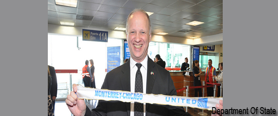 El Consul General Joseph Pomper muestra el listen inaugural del vuelo Monterrey - Chicago de United Airlines.