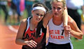Una joven corredora ayuda a otra competidora a llegar a la meta [Foto: AP]
