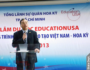 Consul General An Le opened the Fair at the EducationUSA Advising Center