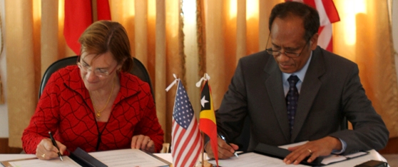 Ambassador Fergin and Minister of Foreign Affairs Guterres sign the agreement
