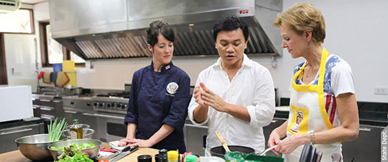 (February 5, 2013) U.S. Cultural Envoy Chef Naomi Pomeroy visited Ambassador Kristie Kenney's residence with Thai celebrity chef Chef Ian to cook up some savory organic dishes with Alaskan salmon for a Channel 5 cooking show, Chef Mue Thong.