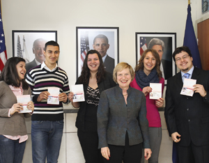 Ambassador Ries with the students (Photo: U.S. Embassy)