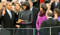 Prezident Obama skládá prezidentský slib do rukou předsedy Nejvyššího soudu USA Johna Robertse při veřejné slavnostní inauguraci před budovou Kapitolu v Washingtonu, D.C., 21. ledna 2013. Manželka Michelle drží bibli a dcery  Malia a Sasha sledují prezidentskou přísahu.(foto White House)