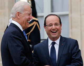 Sur le perron de l'Elysée,Joseph Biden et le Président François Hollande (AP Image/Christophe ENA)
