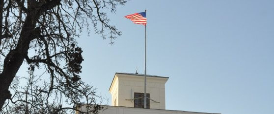 Vlajka na glorietě Velvyslanectví USA v Praze (foto Velvyslanectví USA)