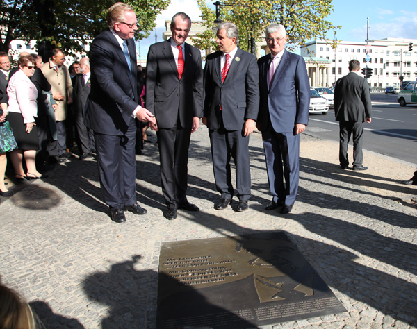 Andrew Littlefair, Ambassador Murphy, Berlin's Governing Mayor Klaus Wowereit, Ferdinando “Nani” Beccalli-Falco