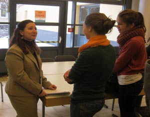 Consular officer Sandra Pizarro talking to young German students at the Augustinerschule in Friedberg (Photo: State Department)