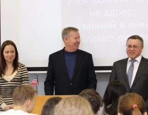 
CG Mike Reinert and Urals Liberal Arts College rector Mikhail Denisevich (Photo belongs to the US Dept of State)