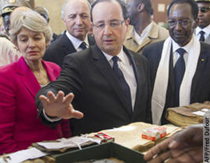 UNESCO Director-General Irina Bokova with French president Francois Hollande and Mali's interim president Dioncounda Traore (AFP/Fred Dufour) 