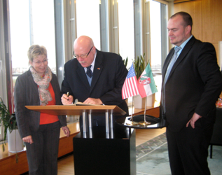  Mr. Melville signing the guest book in the presence of President Gödecke and Vice-President Daniel Düngel