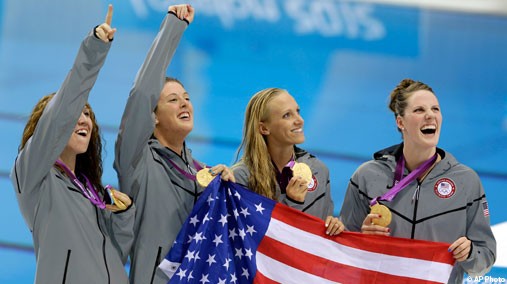 United States' Missy Franklin, United States' Dana Vollmer, United States' Allison Schmitt and United States' Shannon Vreeland pose with their gold medals for the women's 4x200-meter freestyle relay swimming final at the Aquatics Centre in the Olympic Park during the 2012 Summer Olympics in London, on August 1, 2012. [AP Photo]