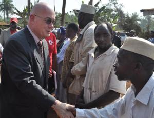 Ambassadeur Jackson accueille un membre de l'équippe. [USEYde Photo]